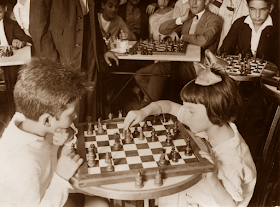 Jovencitos jugando al ajedrez en 1943