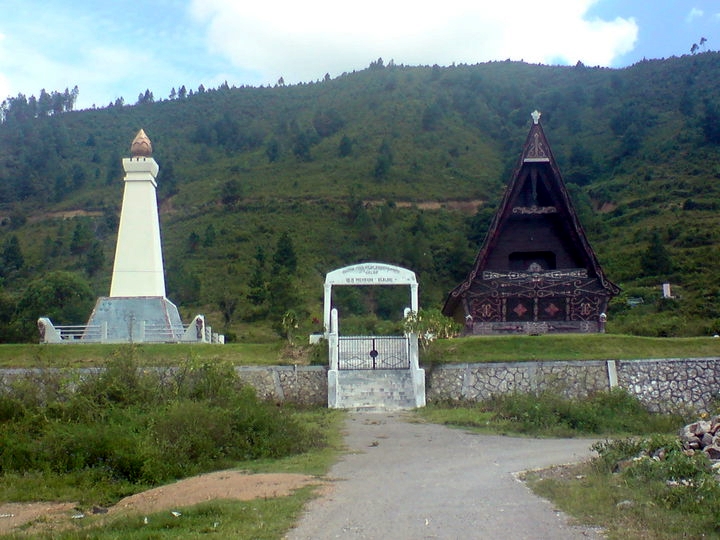 Beberapa Gambar Tugu Raja Bunga-Bunga (Raja Parmahan) di 