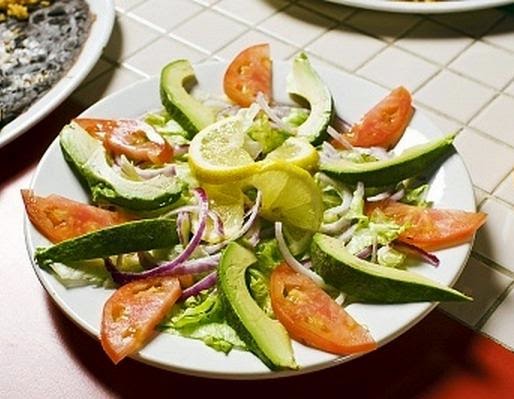 Ensalada de aguacate, cebolla y tomate