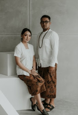 contoh pose foto prewedding terbaru