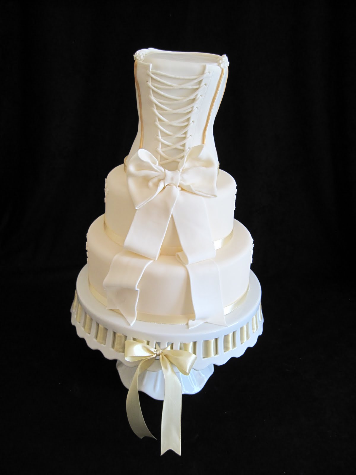 Heidi s Cakes  of Lechlade Wedding Dress Cake 