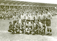 U. D. LAS PALMAS. Temporada 1950-51. Pancho Viera (portero suplente), Juanono, Castañares, Yayo, Ignacio, Elzo y Montes. Juan Gil (masajista), Padrón, Polo, Tacoronte, Peña y Cedrés. U. D. LAS PALMAS 2 ZARAGOZA C. F. 0 Domingo 17/06/1951. Liguilla de promoción de ascenso a 1ª División, jornada 7. Las Palmas de Gran Canaria, estadio Insular. GOLES: 1-0: 30’, Polo. 2-0: 70’, Padrón.