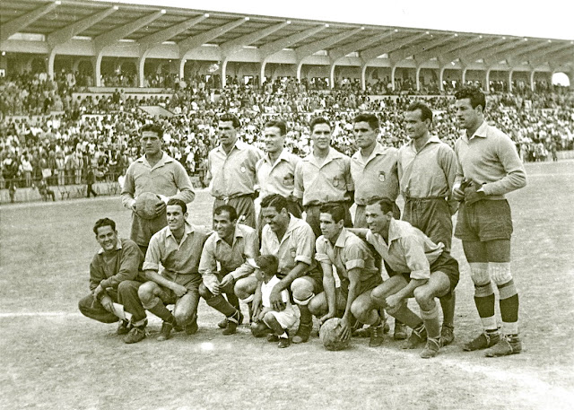 U. D. LAS PALMAS. Temporada 1950-51. Pancho Viera (portero suplente), Juanono, Castañares, Yayo, Ignacio, Elzo y Montes. Juan Gil (masajista), Padrón, Polo, Tacoronte, Peña y Cedrés. U. D. LAS PALMAS 2 ZARAGOZA C. F. 0 Domingo 17/06/1951. Liguilla de promoción de ascenso a 1ª División, jornada 7. Las Palmas de Gran Canaria, estadio Insular. GOLES: 1-0: 30’, Polo. 2-0: 70’, Padrón.