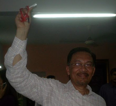 nwar Ibrahim holding the thumb drive containing the VK Lingam tape