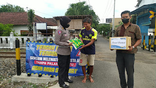 Polres Kediri Kota Berbagi Untuk Relawan Penjaga Perlintasan Kereta Api