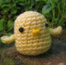 http://translate.google.es/translate?hl=es&sl=en&tl=es&u=http%3A%2F%2Flucyravenscar.blogspot.com.es%2F2011%2F04%2Ftiny-chick-free-amigurumi-pattern.html