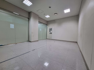 유리면과 석고보드 가벽으로 둘러싸인 가든파이브 사무실(T-7040호), 7평 내부 공간