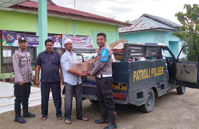 Dengan Menggunakan Mobil Patroli, Polsek Julok Antar Bantuan Kepada Warga Korban Banjir