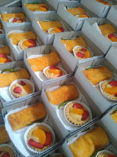 Delight Foody, snackbox malang, American Risoles, Pie Buah, Risoles Ham Keju, Risoles Udang Asam Pedas, Risoles Ikan Tuna, Risoles Ayam Merah, Risoles Sla Sosis. Semua serba lezat. 