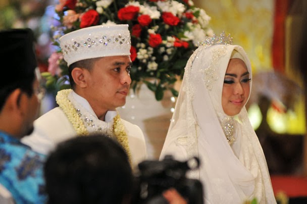 12 Gambar Pernikahan Oki Setiana Dewi & Ory Vitrio - Engku 