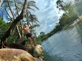 Un joven sonriente y musculoso se prepara para lanzarse al agua en el balneario Batancocha, lleno de entusiasmo