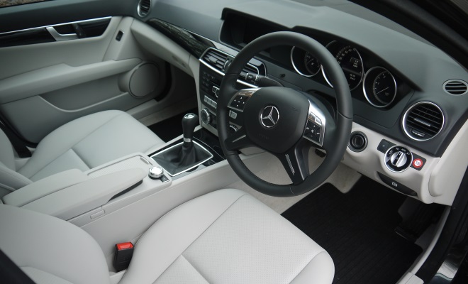 Mercedes-Benz C220 CDI BlueEfficiency Executive SE interior