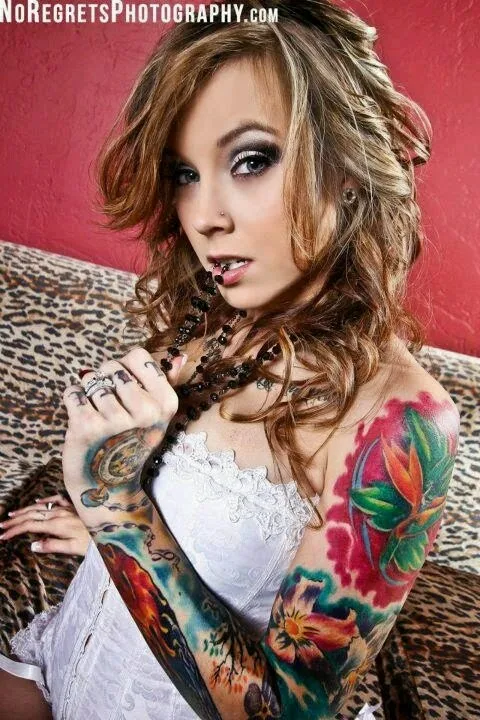 Una mujer rubia muy sexy con tatuaje en el hombro