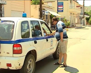 Η ΕΛ.ΑΣ. διαψεύδει τον Καρατζαφέρη... "Η συμπλοκή έγινε 50 μέτρα μακριά από την πλατεία".