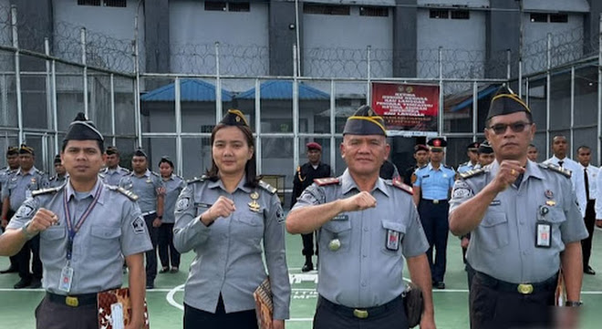 Kepala Rutan Kabanjahe Beri Reward Tiga Pegawai Teladan