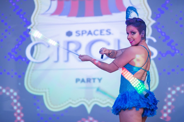 Dançarina com swing led para recepção de evento temático Circo no Rio de Janeiro.