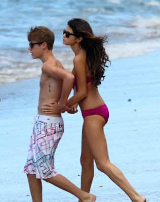Justin Bieber and Selena Gomez kissing