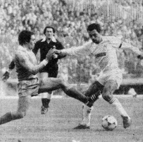 Sánchez Valles sale al paso de San José. REAL MADRID C. F. 2 REAL VALLADOLID DEPORTIVO 0 Jueves 06/01/1983, 16:30 horas. Campeonato de Liga de 1ª División, jornada 18. Madrid, estadio Santiago Bernabéu.