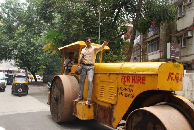 Catch Akshay Kumar inspecting the Roads of Mumbai Images
