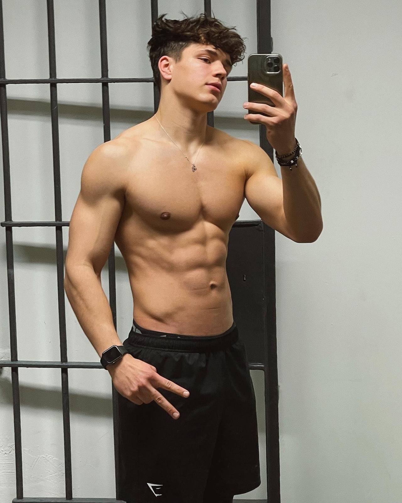 hot-skinny-fit-guy-kamil-szymczak-shirtless-selfie