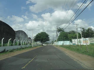 Av. Virgílio Távora, importante mas estreita e acanhada.