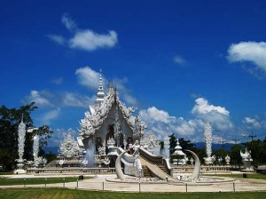 8. Wat Rong Khun Candi Budha di Chiang Rai Thailand.