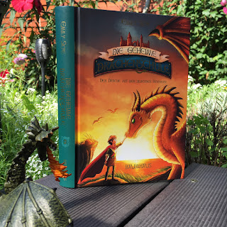 "Die geheime Drachenschule: Der Drache mit den silbernen Hörnern" von Emily Skye, illustriert von Pascal Nöldner, erschienen im Baumhaus Verlag
