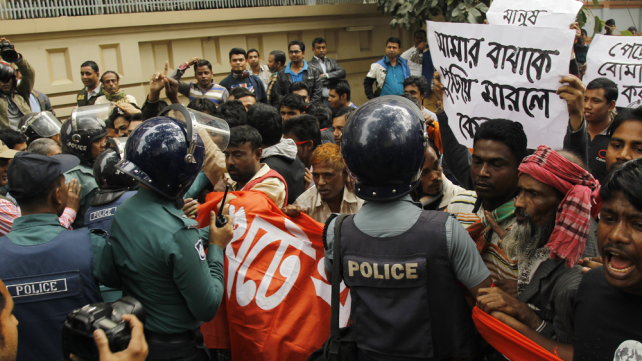 অবরোধ তোলার দাবিতে খালেদার কার্যালয়ের কাছে বিক্ষোভ