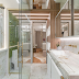 Banheiro contemporâneo sofisticado integrado ao closet com jardim, mármore e madeira!