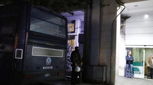 ΕΤΣΙ ΣΩΘΗΚΕ 2 εκατοστά έλειπαν! «Η βολίδα έσκαψε την κολόνα στο ύψος του κεφαλιού μου»: Ο αστυνομικός των ΜΑΤ περιγράφει την επίθεση με καλάσνικοφ