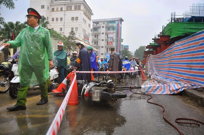 Rơi bó thép ở đường Nguyễn Trãi