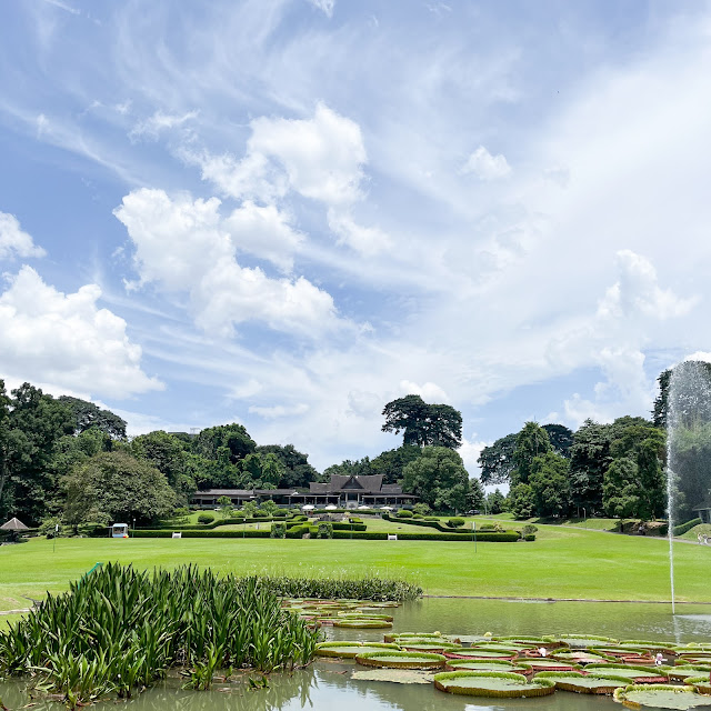 Restoran Kebun Raya Bogor di atas bukit dengan pemandangan kolam air mancur