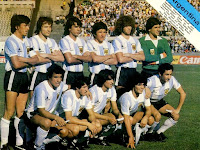 SELECCIÓN DE ARGENTINA - Temporada 1980-81 - Passarella, Bertoni, Olguín, Galván, Tarantini, Fillol; Gallego, Barbas, Díaz, Maradona y Ardiles - ARGENTINA 1 (Maradona), BRASIL 1 (Edevaldo) - 04/01/1981 - Copa de Oro de la Fifa (Mundialito),  1ª fase, grupo B - Montevideo, Uruguay, estadio Centenario