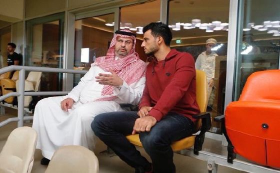 تكهنات حول «تجنيس السومه» بعد حضوره مباراة السعودية والإمارات بجانب عبد الله بن مساعد