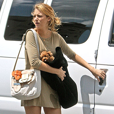 blake lively eating. Blake Lively has some puppy