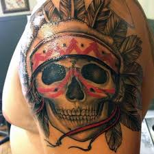 Calavera de un indígena tatuada en el hombro de un hombre.