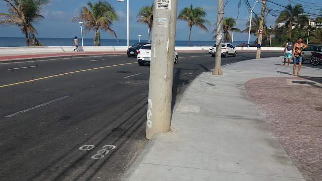 Denatran precisa criar urgente uma nova sinalização para o Rio Vermelho: Poste na pista