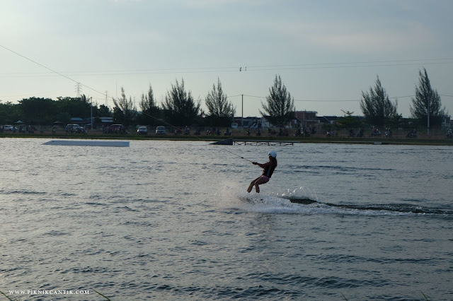  aku dan mengajak liburan di hari Minggu  MENIKMATI SENSASI WAKEBOARDING SKALA INTERNASIONAL DI BATAM WAKEPARK