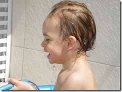 1 ano 4 meses banho de mangueira (6)