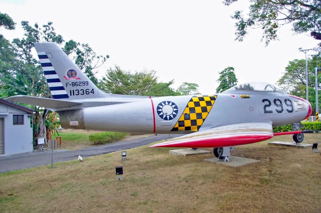 F-86軍刀戰鬥機再現台南｜重新塗裝成紀念雷虎小組黃黑格紋的裝飾腰帶式樣