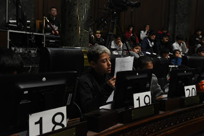 Foto 8: alumno legislador leyendo el proyecto de ley.