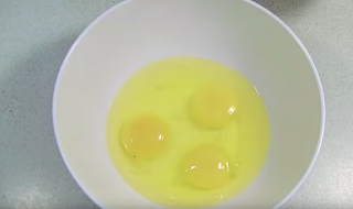 Три разбитых в миску яйца