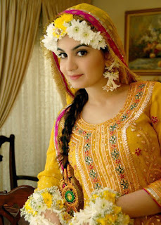 famous Pakistani actress in mehndi dress