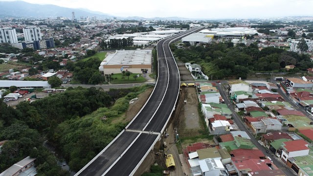 Viaducto más extenso del país en la etapa final de asfaltado y colocación de barrera de seguridad