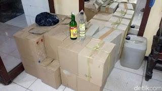 Mantap .. Menjelang Bulan Suci Ramadhan Polisi Berhasil menyita Ratusan Botol Minuman Keras (MIRAS)  di Kawasan Pasar Ujung Menteng Cakung