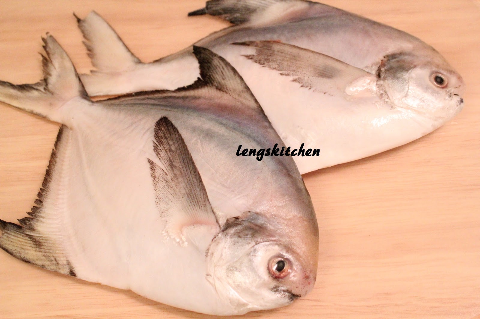 Kitchen Chaos: Crispy Deep Fried Baby White Pomfret 脆皮炸白鲳鱼仔