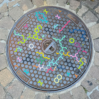 Mit Knetmasse verzierte Kanaldeckel beim Schloss Frauenfeld.
