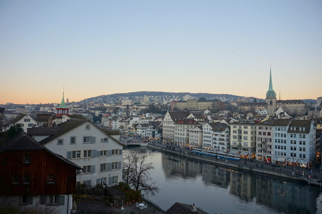 Kaunis Limmat-joki ja Zürichin keskusta