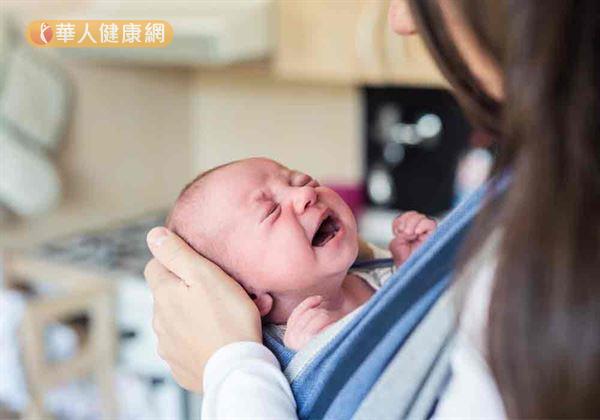 嘗試以毛巾、毯子將寶寶舒適地包裹起來,可模擬寶寶在子宮的感覺,並減少驚嚇反射,讓寶寶睡得更好。 嘗試以毛巾、毯子將寶寶舒適地包裹起來,可模擬寶寶在子宮的感覺,並減少驚嚇反射,讓寶寶睡得更好。