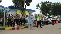 Aksi Unik dan Menarik, Polisi Joget Hibur Pemudik di Rest Area 101 Cipali